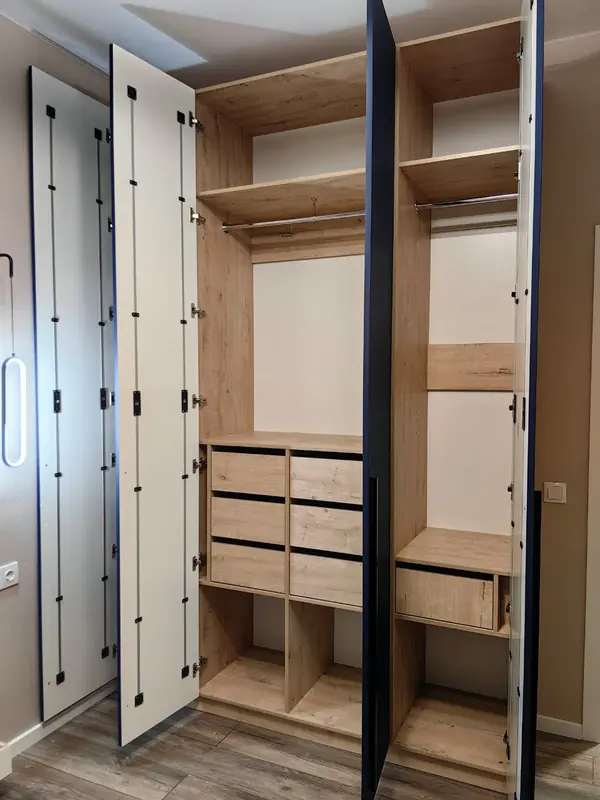 Распашные шкафы