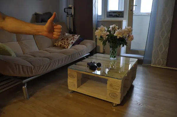 Журнальный столик на колесиках