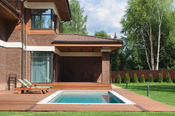 Строительство и внутренняя отделка частного дома в современном стиле