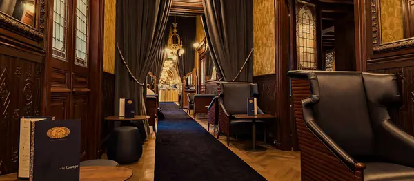 «Французская елка» Coswick во французском ресторане Le Train Bleu в Дохе