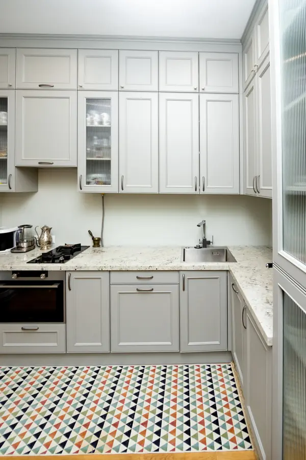 Светло-серая кухня в классическом стиле