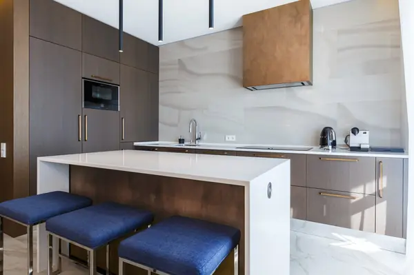 Квартира с радиусными панелями и глубокими цветами