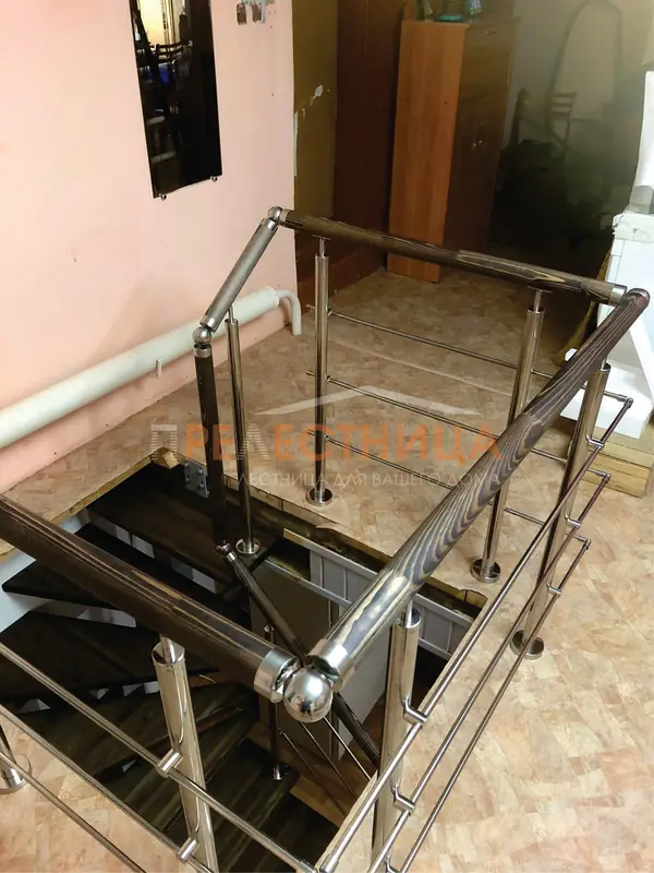 Г-образная лестница Ассоль-53 на металлокаркасе