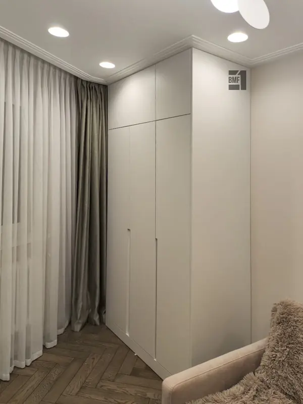 Шкаф распашной в современном стиле в спальню