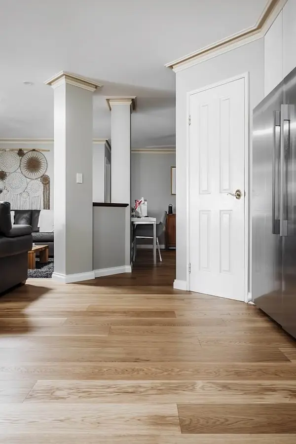 Прихожая переходит в гостиную, объединенную с кухней-столовой