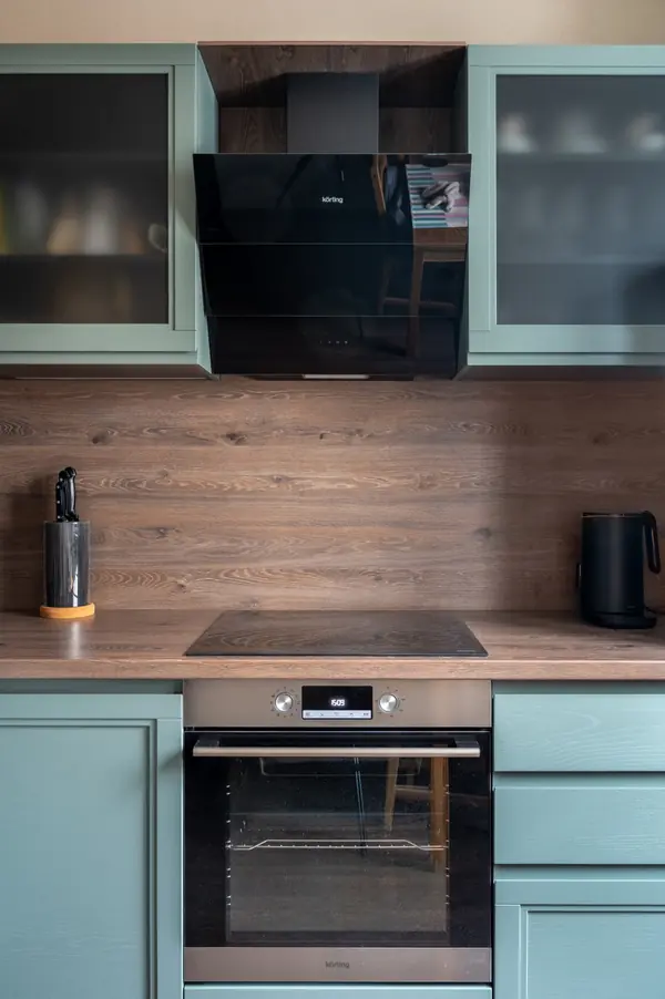 Кухня из массива с интегрированной ручкой