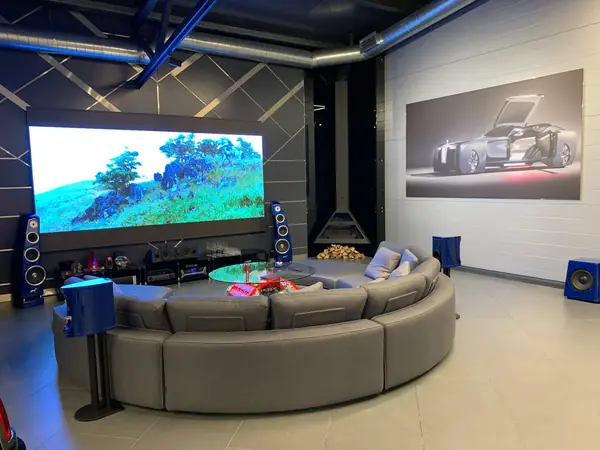 Entertainment Area with Dolby Surround 5.1 (upgraded to 7.1)