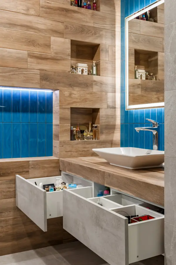 Современная ванная комната с душевой