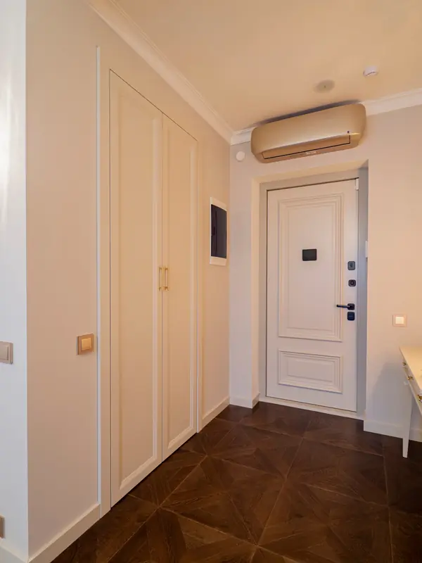 Меблировка квартиры: необычная кухня и гардеробная