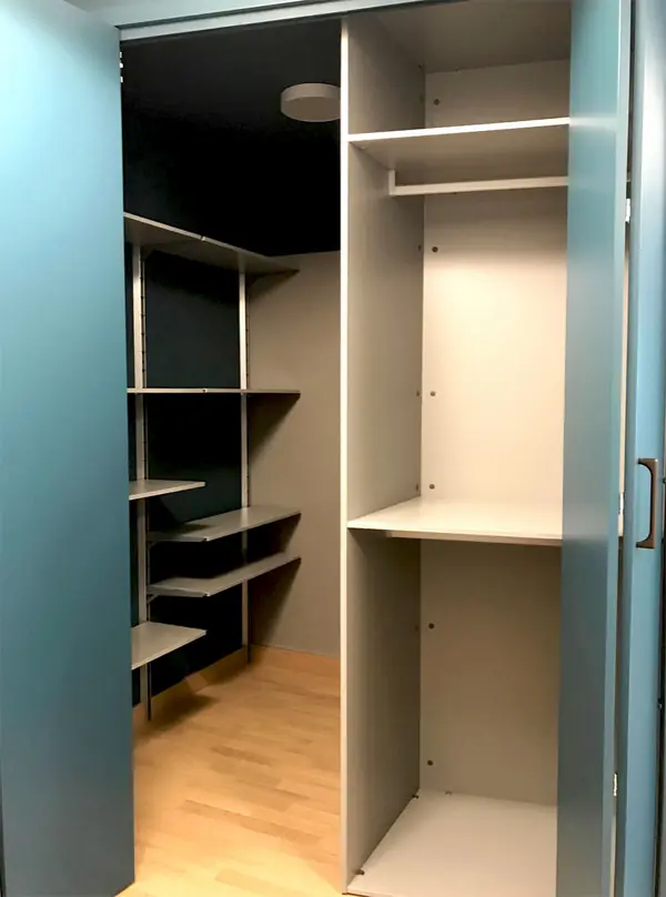 Гардеробная комната в квартире студии