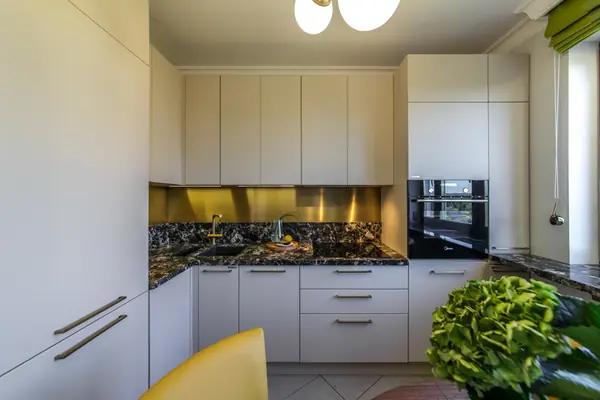 Фартук и мебельные ручки из латуни для проекта peredelka.tv