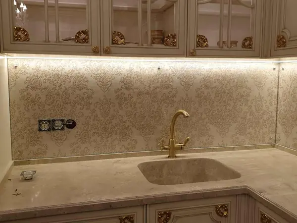 Стеклянный фартук на кухню