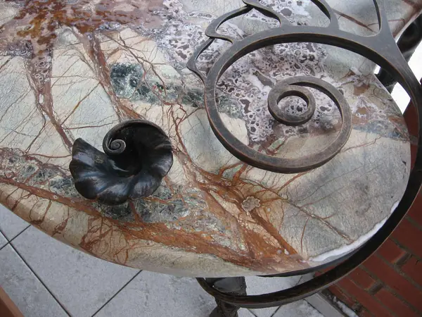 Стол с ракушкой