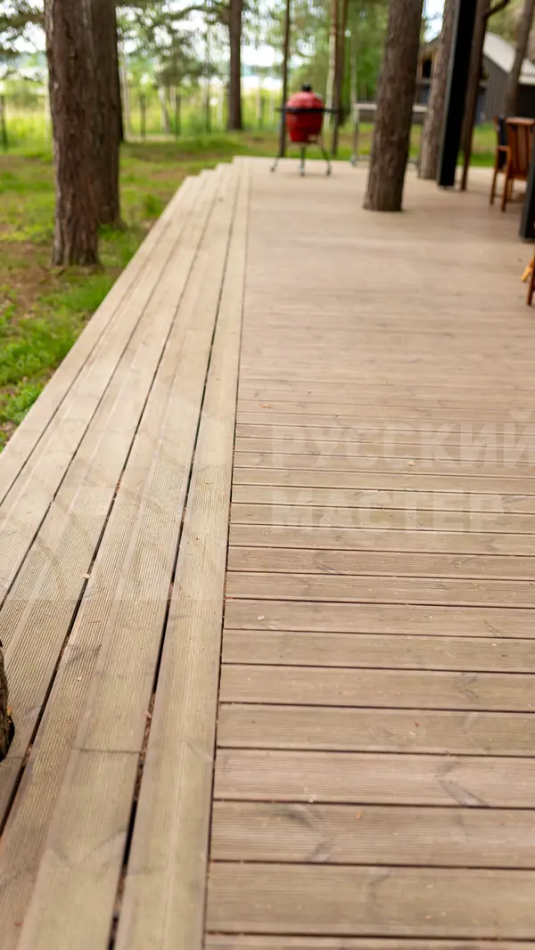 Современный дизайнерский дом с террасой и отделкой из дранки