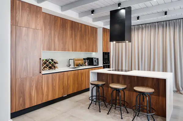 Минималистичная кухня с акцентом на натуральность!