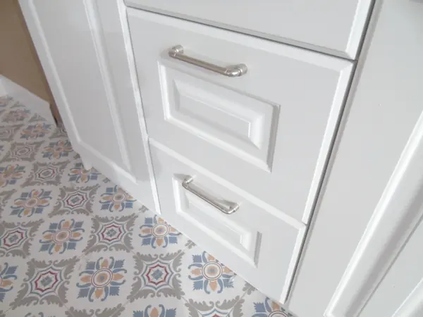 Белая кухня в квартире в Красногорске для заслуженного артиста России