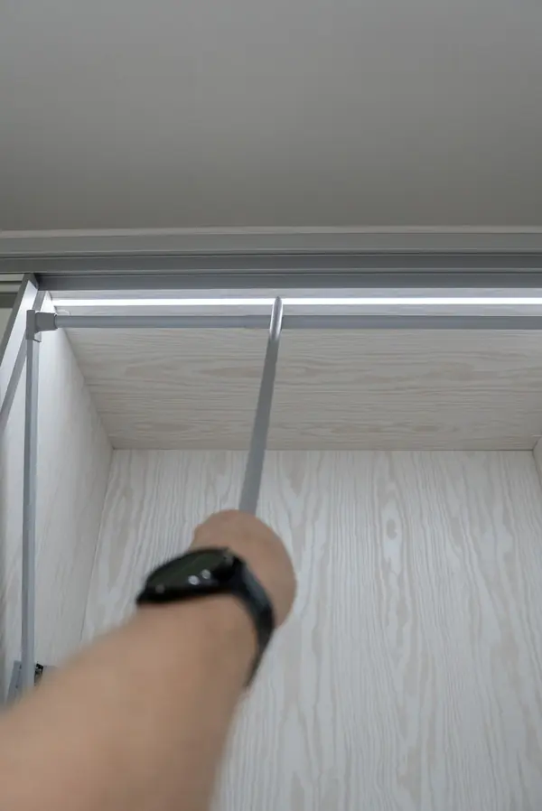 Гардеробная raumplus с LED-подсветкой, брючницами и пантографами