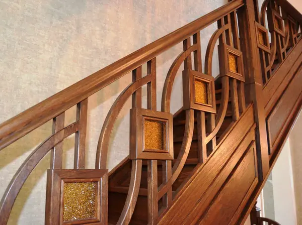 Лестница из дуба с оригинальным ограждением