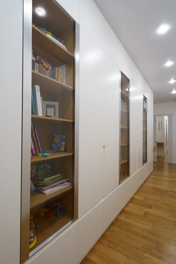 Длинный шкаф для длинного коридора