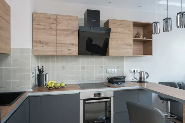 Небольшая кухня с полуостровом