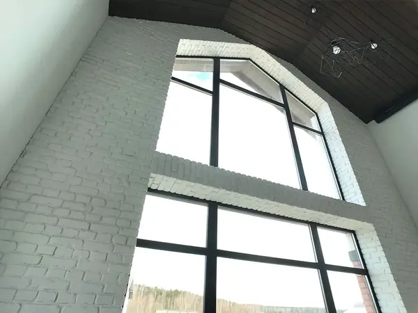 Декоративный кирпич БауЭко Bianko в интерьере гостиной