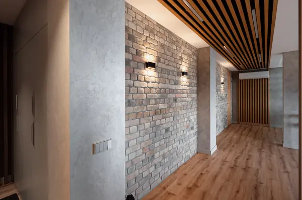 Авторская фактура декоративной штукатурки в квартире с террасой