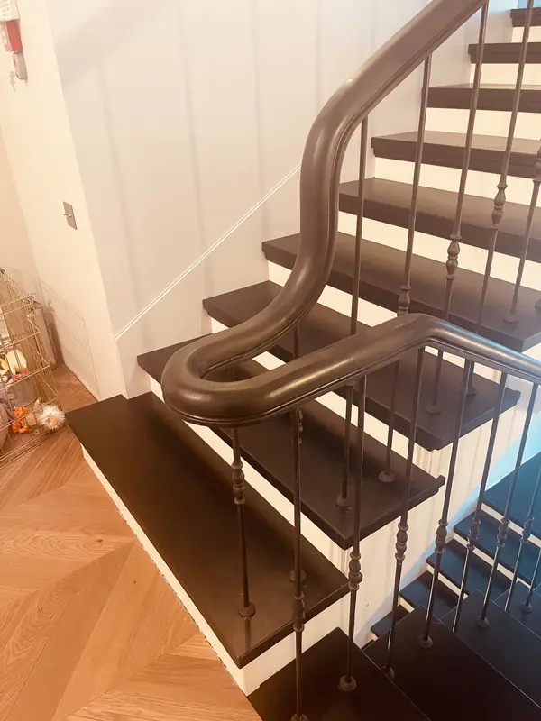 Гнутый поручень - ЧЕРНЫЙ ДЕЛЬФИН