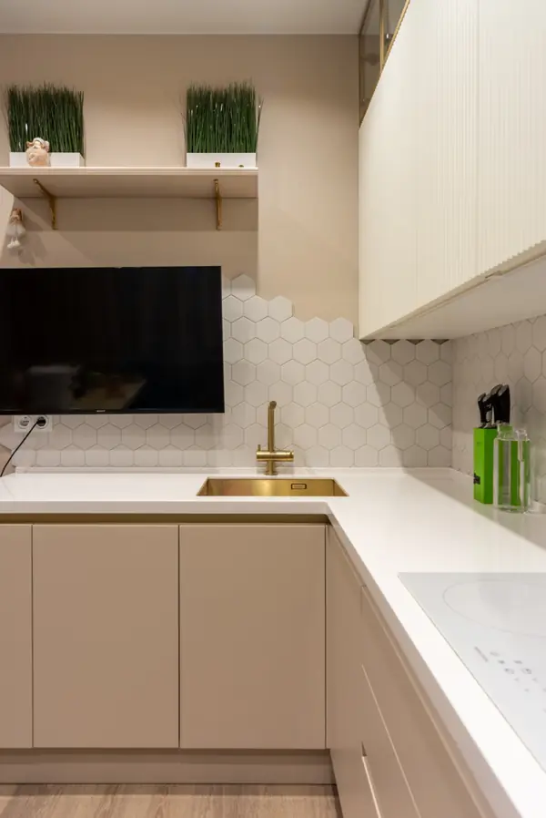 Красивая кухни и вместительная гардеробная