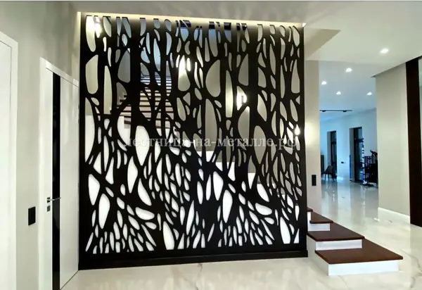 ЗАКРЫТАЯ ЛЕСТНИЦА НА ВТОРОЙ ЭТАЖ С ПОДСВЕТКОЙ И ДИЗАЙНЕРСКИМ ПАННО