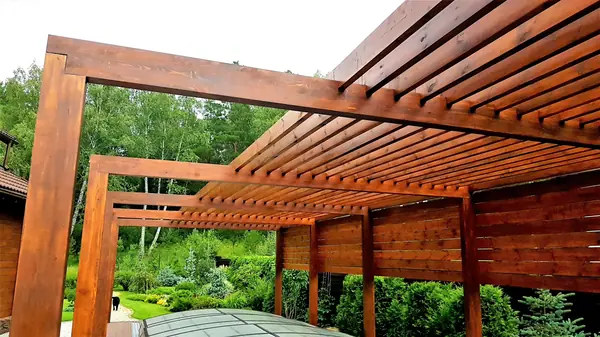 Терраса с бассейном и перголой