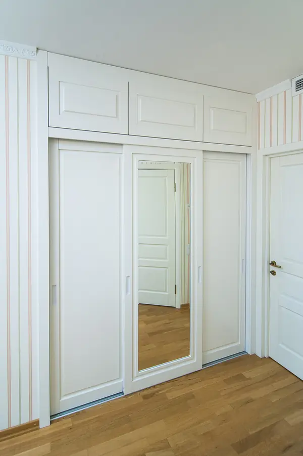 Встроенные двери купе для девушки в СПб