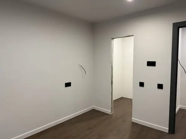 Метро Большевиков, Дом 1960 года постройки.