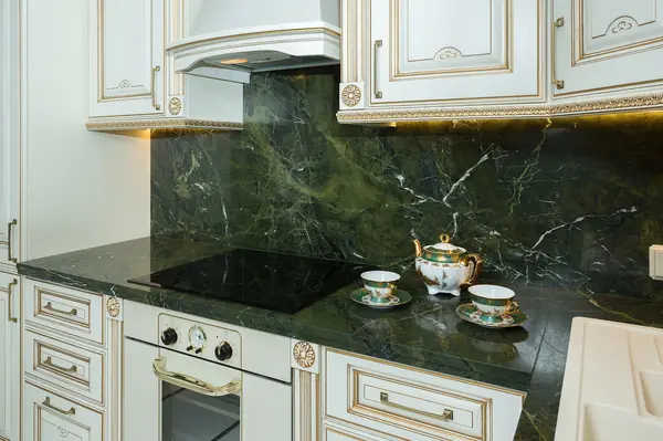 Зеленый мрамор в интерьере кухни