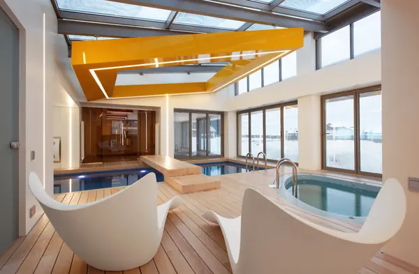 здание и интерьер бассейна на Новой Риге