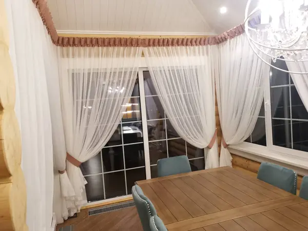 Столовая с большими окнами