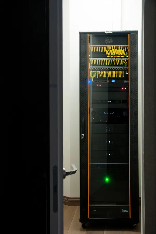 Шкаф с аудио и видео оборудованием для кинотеатра и 19 зон звука