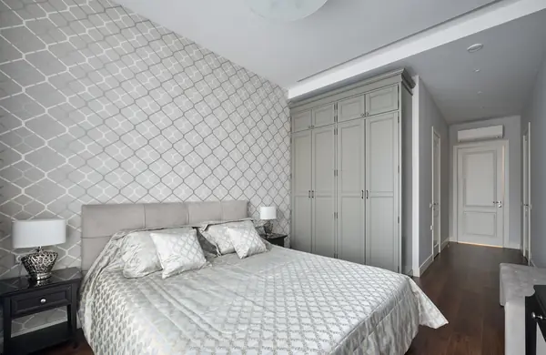 Двери Кантри в светлом интерьере