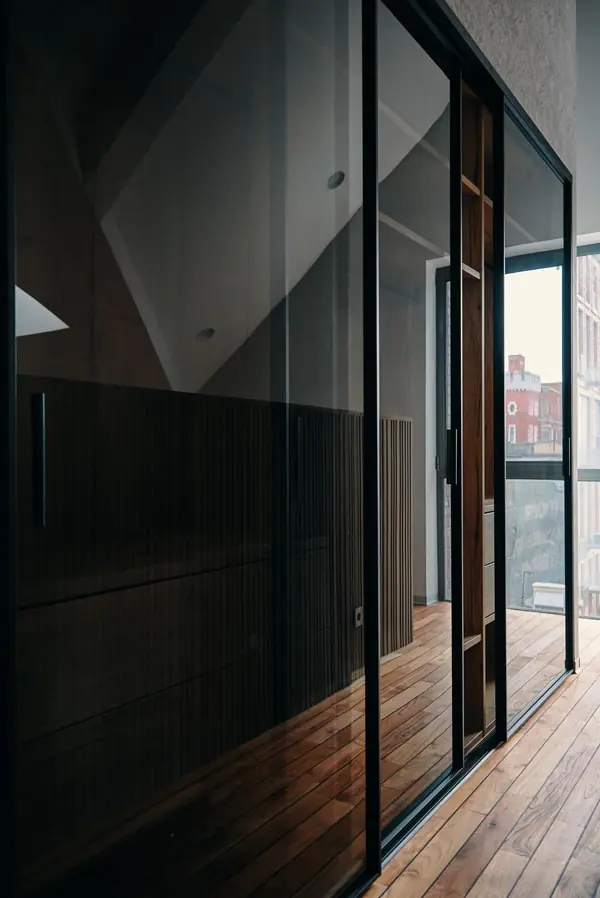 Шкаф-купе raumplus с тонированными дверьми в черном профиле S1200