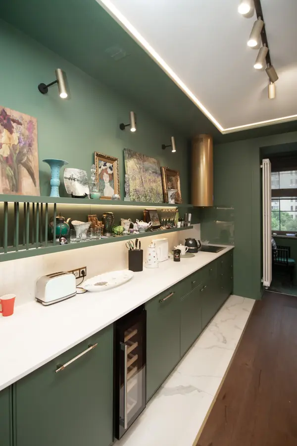 Стильная неоклассическая кухня в темно-изумрудном цвете