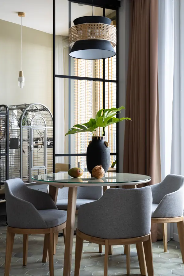 квартира с попугаями