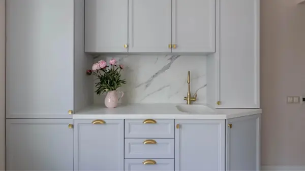 Голубой цвет в интерьере кухни: нежность и стиль