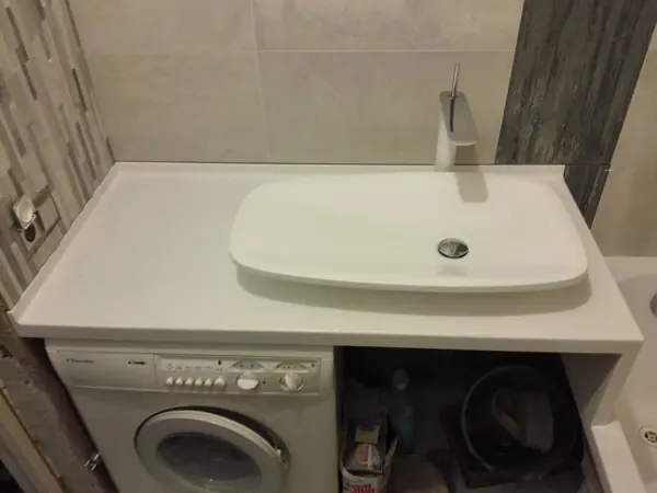 Столешница из искусственного камня белого цвета