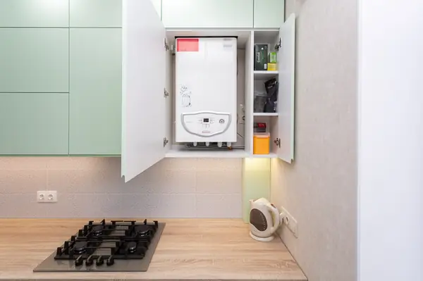 Мятная кухня со стеклянной витриной и подсветкой