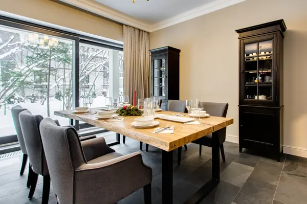 Большой обеденный стол из массива горного карагача на металлическом подстолье