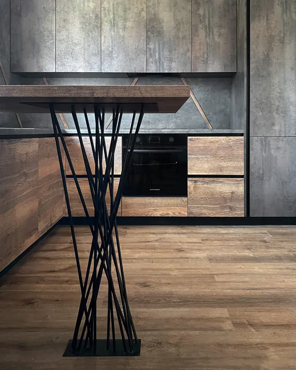 Встроенная темная кухня в стиле лофт с барной стойкой