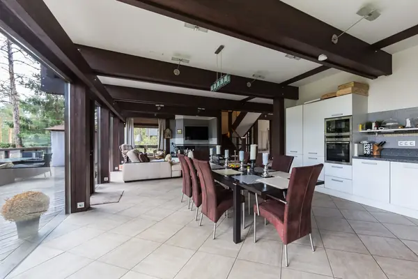 Стеклянный дом в лесу