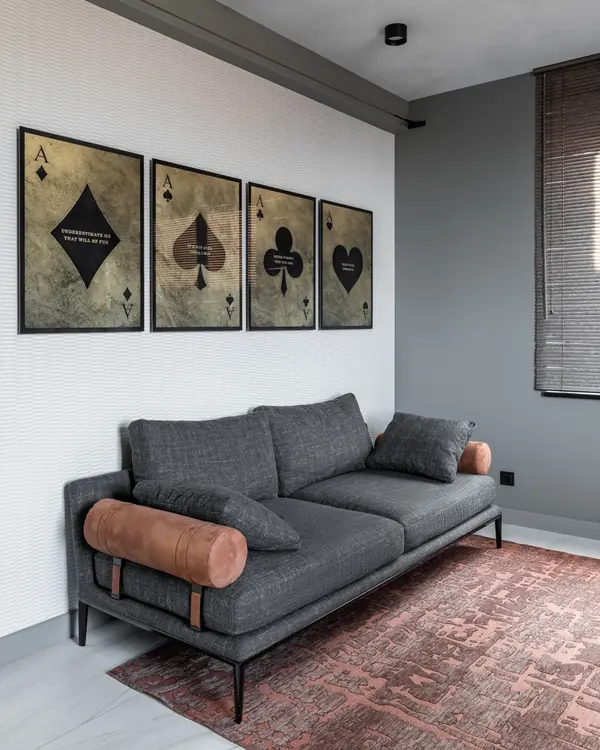 Камень внизу, дерево вверху.