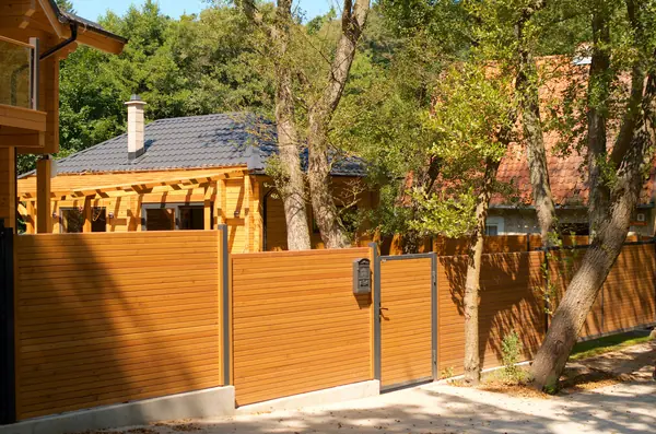 Стильный горизонтальный забор из лиственницы