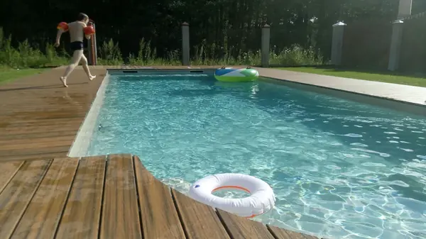 Trex по периметру бассейна в Москве. Компания Waterelements.