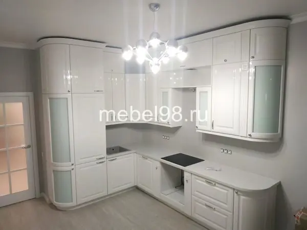 Уговая белая кухня